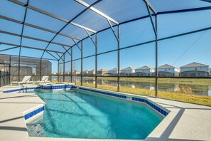 Una piscina riscaldata, lettini