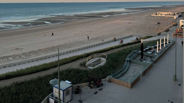 A beach view with a paved walkway, a lifeguard tower, and a restaurant area. - Seagusta - sea view apartment in Middelkerke (Middelkerke)