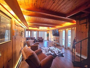 Smart-TV, Kamin, Bücher