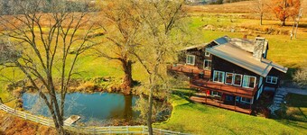 7 bedroom/3 bathroom Decorah Lodge on private Creek - SLEEPS 20