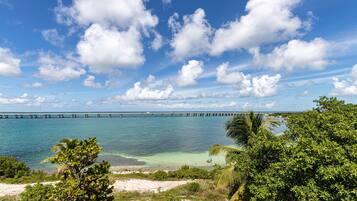 Solsenger og strandhåndklær