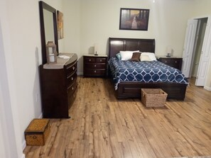 1 slaapkamer, een bureau, een strijkplank/strijkijzer, gratis wifi