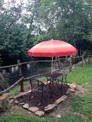 Outdoor dining - Private creekside suite with mountain views (Clyde)