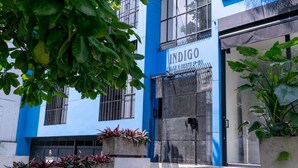 Ein Gebäude mit blauer Fassade und einem Schild mit der Aufschrift 'INDIGO'.