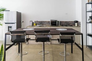 Refrigerador, microondas, cafetera y tetera y utensilios de cocina 