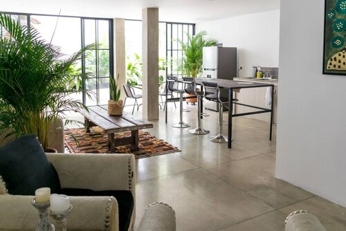 Renovated APT Perfect for Romantic Weekend Getaway