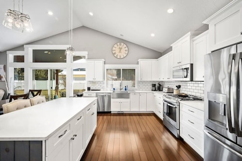 Dalton Garden Escape - 8 minutes from Hayden Lake