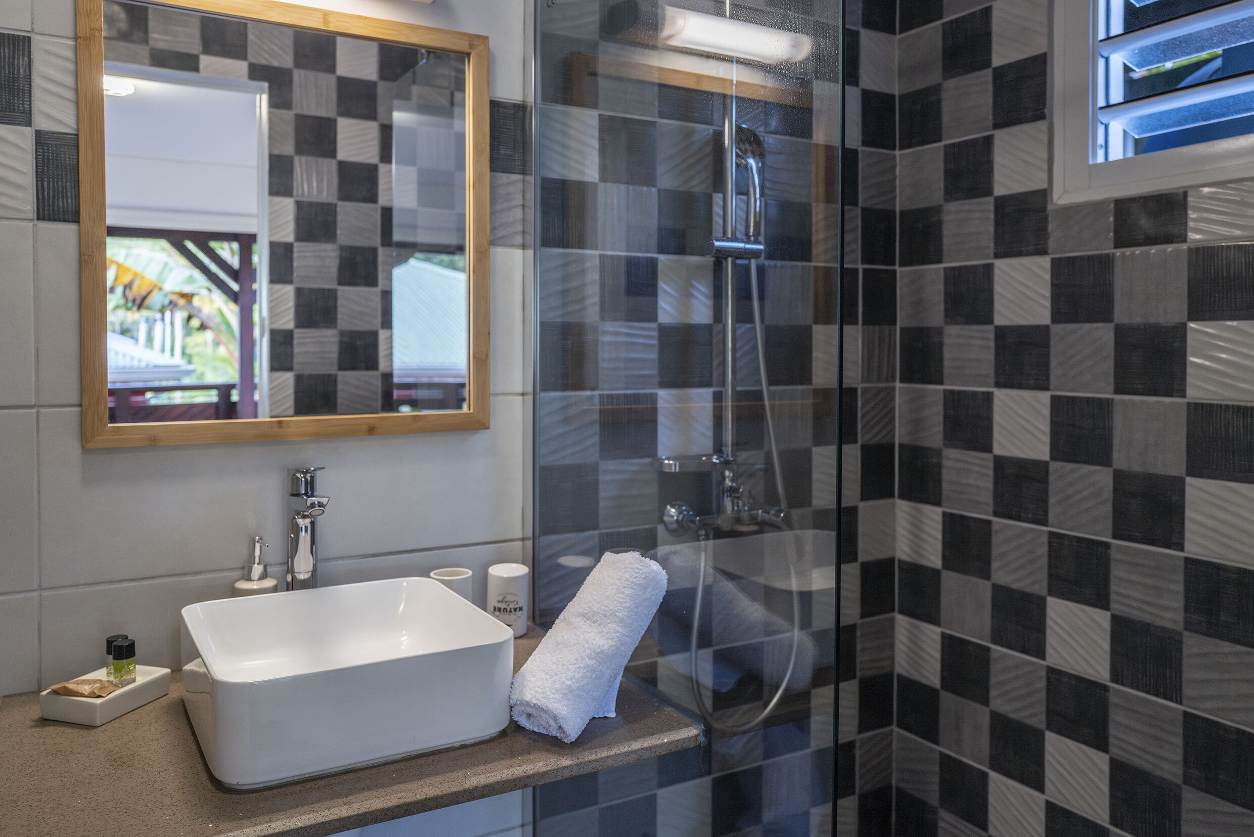 Dusche, Haartrockner, Handtücher, Seife