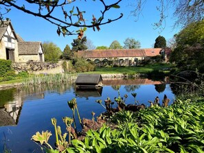 Property grounds - Luxury Cottage with Heated Pool (Bredon)