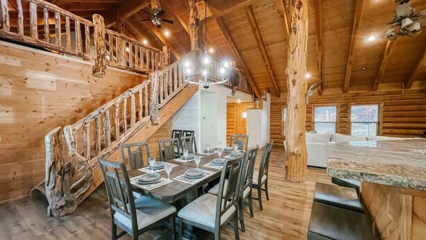 Un interior de madera con zona de comedor, escalera y cocina.