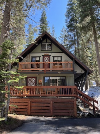 外観. Hodge Podge Lodge · Quaint Cabin in Serene Lakes - Close to Skiing!