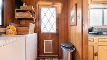 雪櫃、微波爐、焗爐、爐具