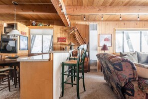 Una televisión, una chimenea