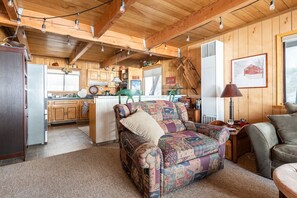 Una televisión, una chimenea