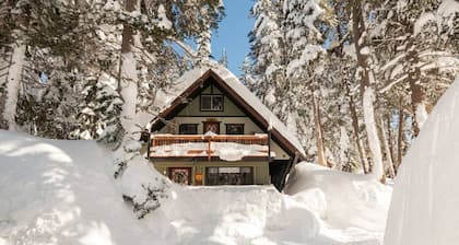 Hodge Podge Lodge · Quaint Cabin in Serene Lakes - Close to Skiing!