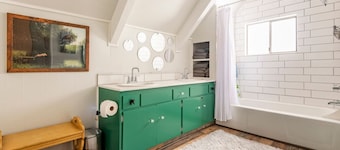 Hodge Podge Lodge · Quaint Cabin in Serene Lakes - Close to Skiing!