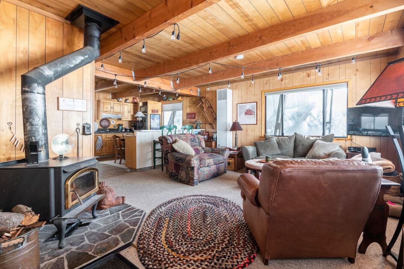 Televisión y chimenea 