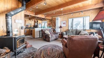 Televisión y chimenea