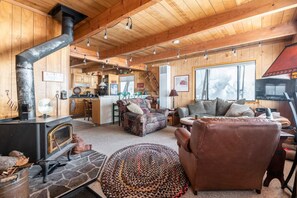 Televisión y chimenea