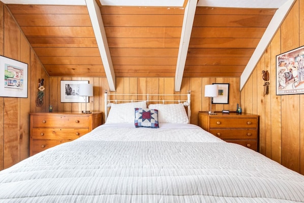 Iron/ironing board, travel cot, WiFi, bed sheets - Hodge Podge Lodge · Quaint Cabin in Serene Lakes - Close to Skiing! (Soda Springs)