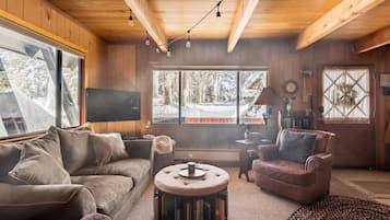 Televisión y chimenea