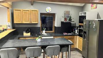 Kjøleskap, mikrobølgeovn, ovn og kokeplater