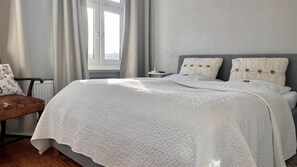 2 عدّة غرف نوم وواي فاي مجانًا وملاءات أسرّة