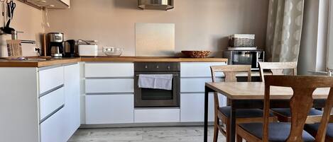 Kühlschrank, Mikrowelle, Ofen, Geschirrspüler