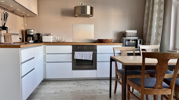 Kühlschrank, Mikrowelle, Ofen, Geschirrspüler