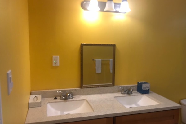 Sèche-cheveux, bidet, serviettes fournies, savon