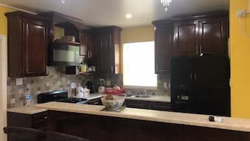 Geladeira, micro-ondas, fogão, cooktop