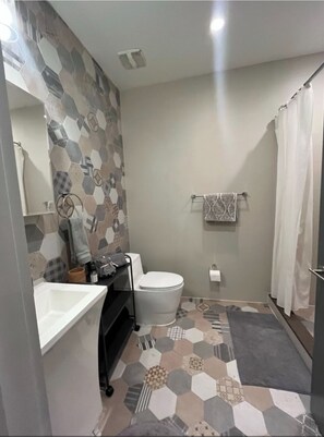Bathroom - Massive 3bd 3bath Duplex w/ Private Backyard in heart of Brooklyn (Brooklyn)