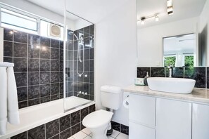 Bañera, secador de pelo, toallas