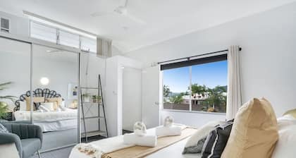 Leumeah - Charming City Retreat with Sunset Views & Pool Near Esplanade