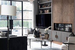 تلفزيون ذكي، مدفأة، كُتُب