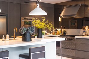 ثلاجة، ميكروويف، فرن، موقد طهي مسطح