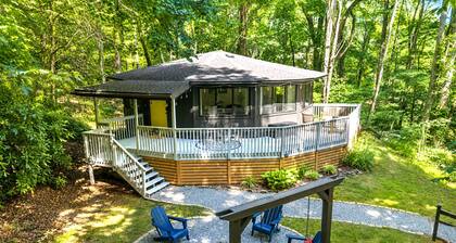 Round Cabin with Firepit near Boone/Blowing Rock/Banner Elk/Ski Slopes/App State