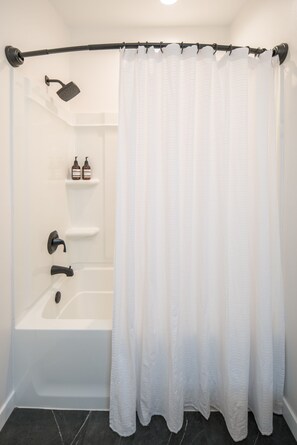 Sèche-cheveux, serviettes fournies, savon, shampoing