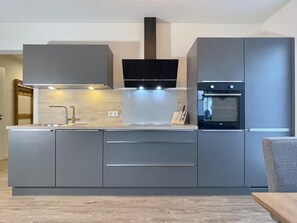 冷蔵庫、電子レンジ、オーブン、食器洗い機