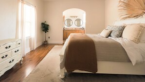 A bedroom with a bed, a dresser, a mirror, and a ceiling fan. - Charming home walking distance from downtown Kanab, w/King Suite (Kanab)