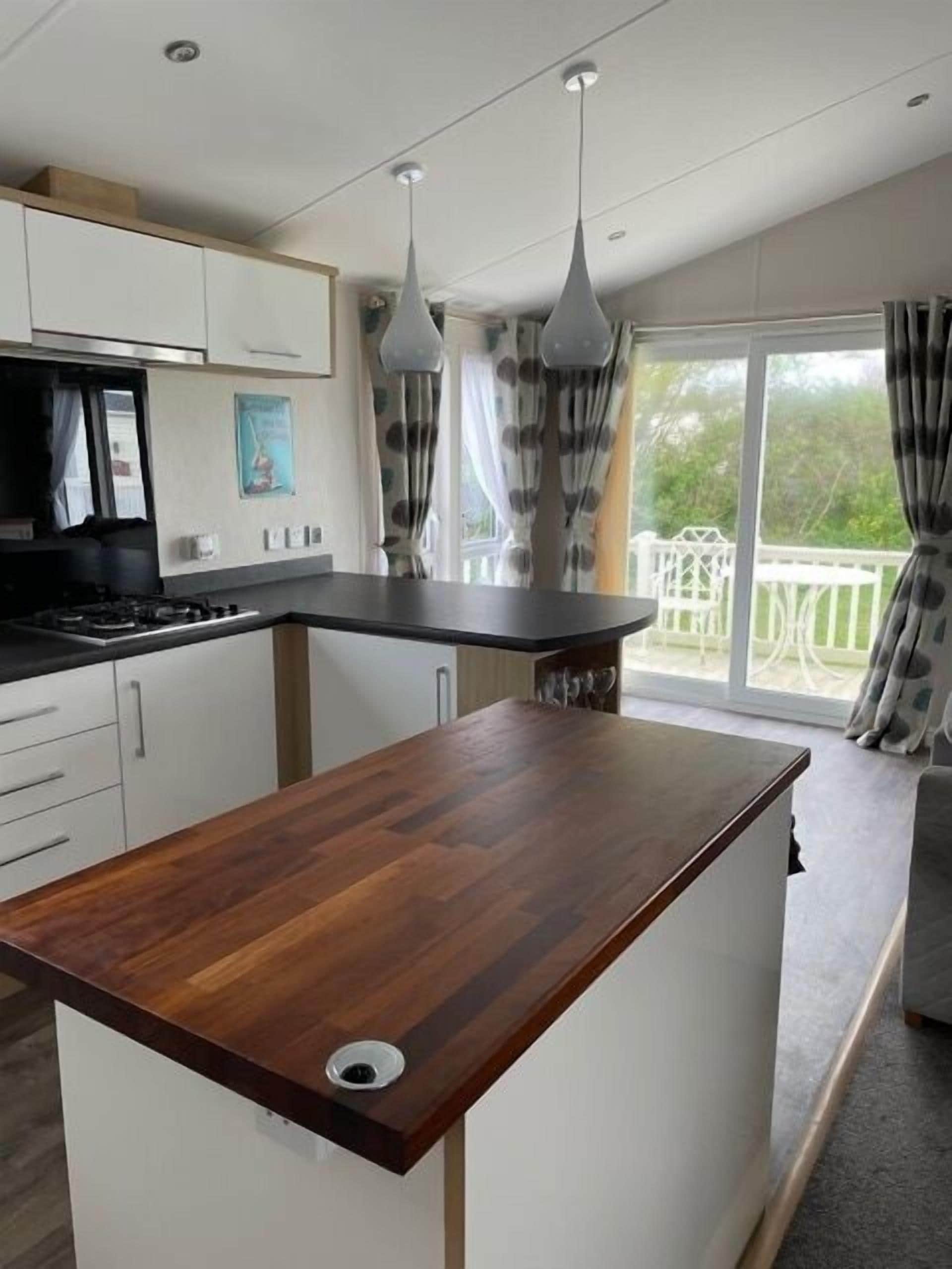 Lave-vaisselle, tables à manger