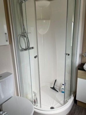 Regadera y papel de baño