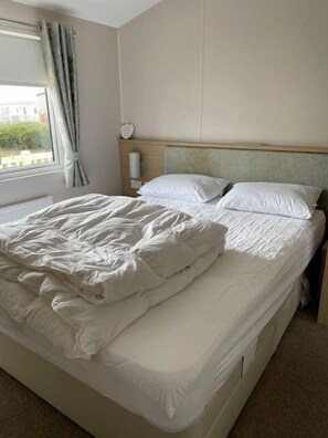 2 bedrooms - M672 - 6 Berth Luxury Lodge with veranda (Rye)