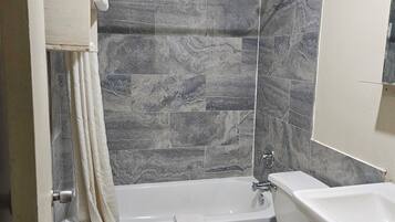 Quarto básico | Banheiro | Chuveiro/banheira combinados, toalhas de banho, sabonete, shampoo