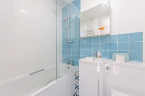 Baignoire, sèche-cheveux