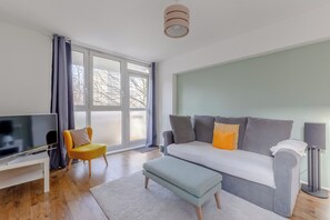 TV, offices - Bright 1BD Flat with Private Balcony, Old Street (London)