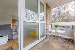 Outdoor dining - Bright 1BD Flat with Private Balcony, Old Street (London)