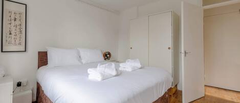 2 bedrooms, iron/ironing board, Internet, bed sheets