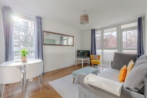 TV, offices - Bright 1BD Flat with Private Balcony, Old Street (London)