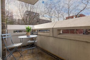 Outdoor dining - Bright 1BD Flat with Private Balcony, Old Street (London)